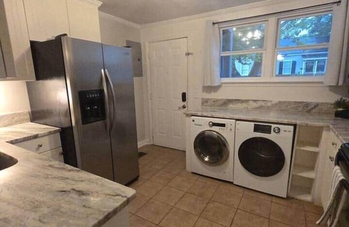 Dixon Park Apartment | HEATED SWIM SPA Unit D - The Hourglass Inn