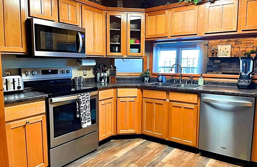 Sevierville Cabin | Heaven’s Kiss ~ Heated Pool ~ Sauna ~ Theater ~ GameRoom ~ FirePit ~ Pvt Mtn Top