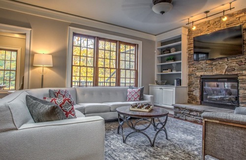 Asheville House | Hidden Creek Lodge: Upscale Retreat on Doorstep of Dwtn AVL with Hot Tub!