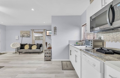 North Miami Cottage | Hidden Gem Charming cottage in biscayne park with AC and Wifi