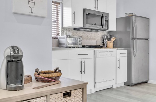 North Miami Cottage | Hidden Gem Charming cottage in biscayne park with AC and Wifi