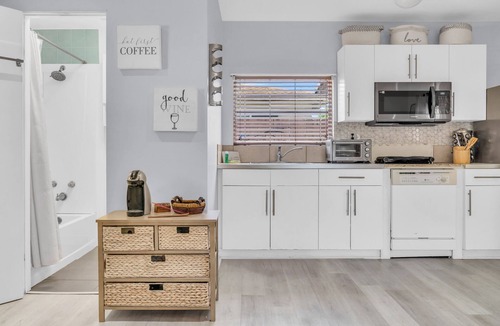 North Miami Cottage | Hidden Gem Charming cottage in biscayne park with AC and Wifi