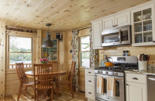 Lochmere Cabin | Hiking,boating, fishing, girls getaways, dog friendly, only 2 min to Lake Estate