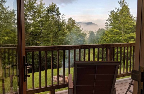 Marshall House | Hiking, incredible mountain views, hot tub, and a chef's kitchen!