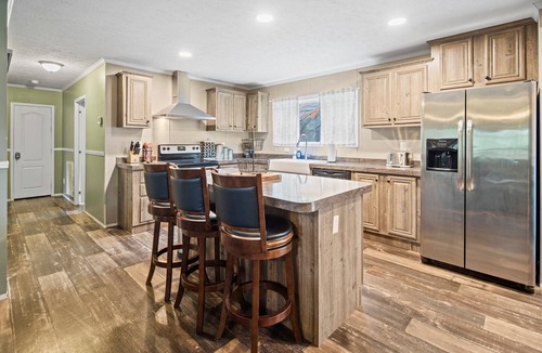Hot Springs House | Hillside Gem w/Hot Tub! Sleeps 10. Huge, Family/Dog-Friendly, and Close to DT!