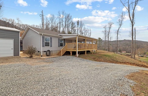 Hot Springs House | Hillside Gem w/Hot Tub! Sleeps 10. Huge, Family/Dog-Friendly, and Close to DT!