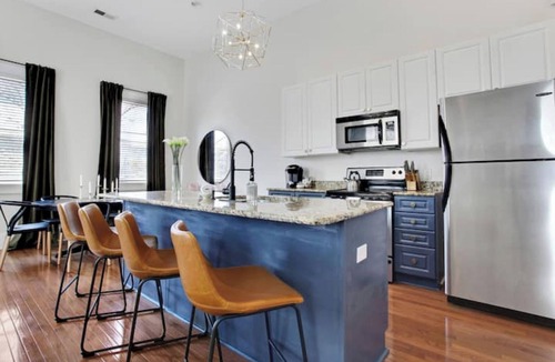 Thomas Square Condo | Hip and Sophisticated Condo - Live Like a Local!