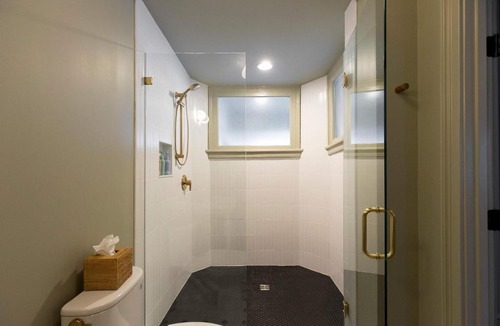 Harleston Village Bed & Breakfast | Historic B&B Veranda King Suite Walk to King