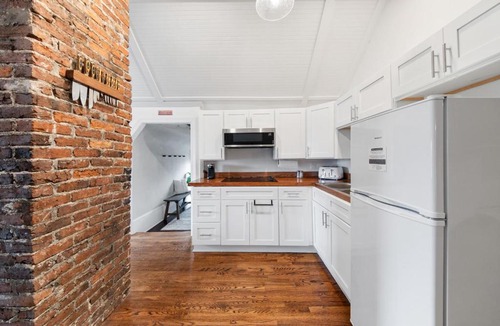 Macon Apartment | Historic Brick Loft - Downtown - Free Parking