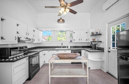 Metter House | Historic Home Pet Friendly Near GSU