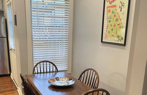 Historic Downtown Savannah Cottage | Historic King Bed Cottage, Pvt Parking, Pvt Patio, Flexible Cancellations