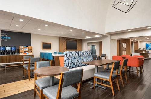 McDonough Hotel | Holiday Inn Express Hotel & Suites McDonough by IHG