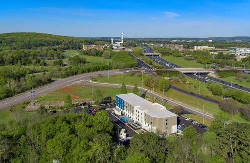 Huntsville Hotel | Holiday Inn Express - Huntsville Space Center by IHG