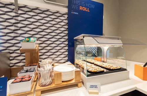 Brunswick Hotel | Holiday Inn Express & Suites Brunswick by IHG