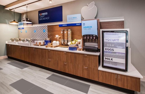Brunswick Hotel | Holiday Inn Express & Suites Brunswick by IHG