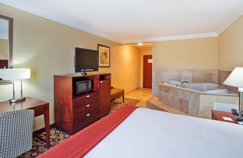 Macon Hotel | Holiday Inn Express & Suites Macon - I-475 by IHG