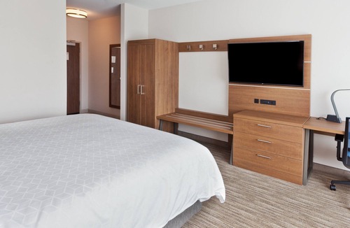 Fayetteville Hotel | Holiday Inn Express & Suites Fayetteville by IHG