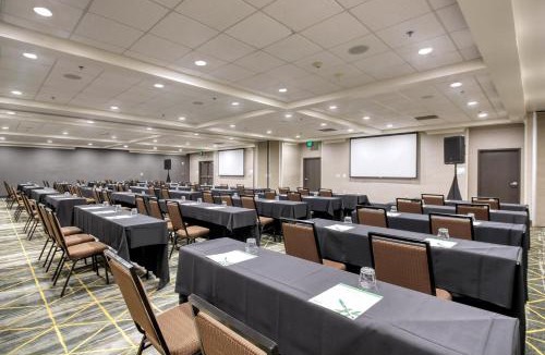 East Point Hotel | Holiday Inn & Suites Atlanta Airport North by IHG