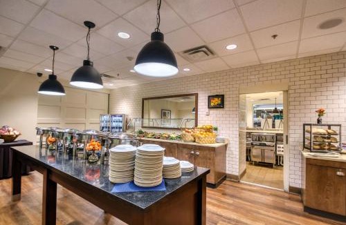 East Point Hotel | Holiday Inn & Suites Atlanta Airport North by IHG