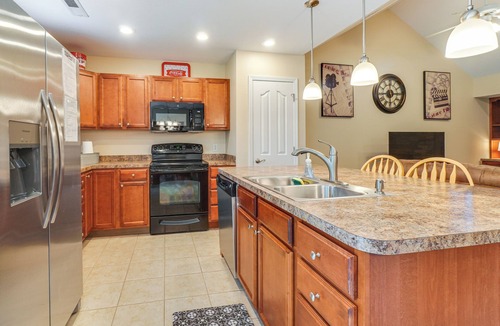 Pigeon Forge Cottage | Home 2 Mi to Island in Pigeon Forge!