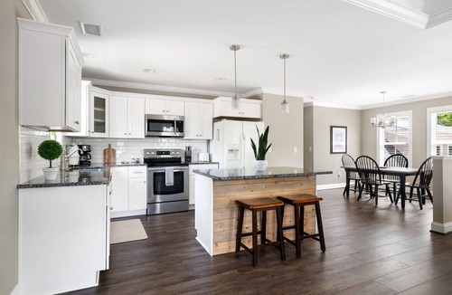 Charleston Apartment | Home Away From Home- Walkable, Parking & Central
