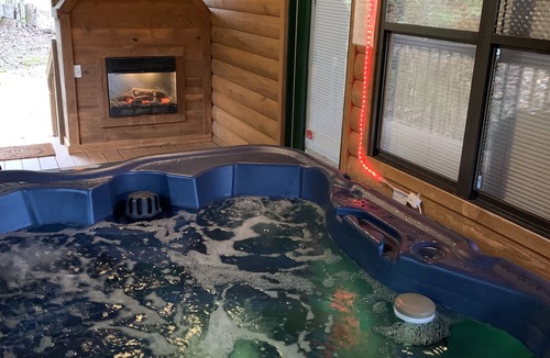 Gatlinburg Cabin | Homestyle Cabin Private but Close to all Gatlinburg fun in the arts district!