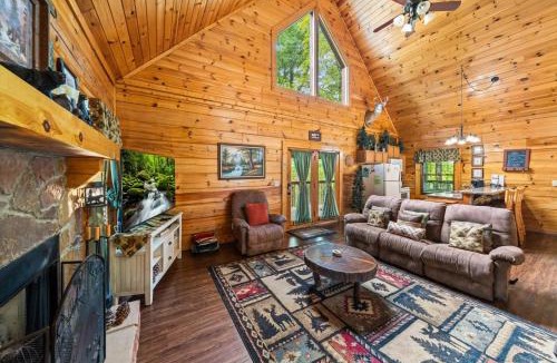Sevierville Ski Chalet | Honey Pine Lodge Sweet Stays Among the Pines