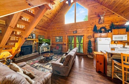 Sevierville Ski Chalet | Honey Pine Lodge Sweet Stays Among the Pines