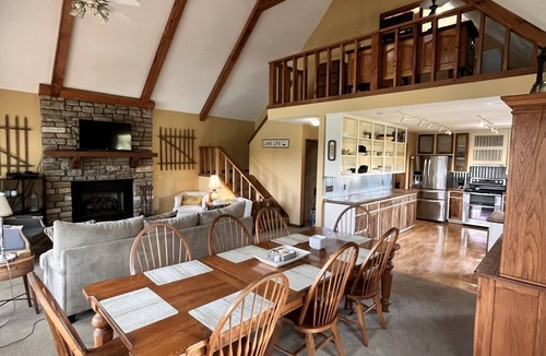 Crane Hill House | Honeysuckle Point sleeps 14 with 2 main bedrooms & en suite plus much more!