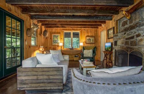 Transylvania County House | Horseshoe Hollow · Horseshoe Hollow, Private Log Cabin on 10 acr