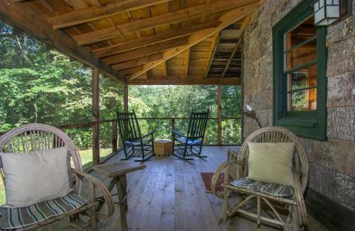 Transylvania County House | Horseshoe Hollow · Horseshoe Hollow, Private Log Cabin on 10 acr