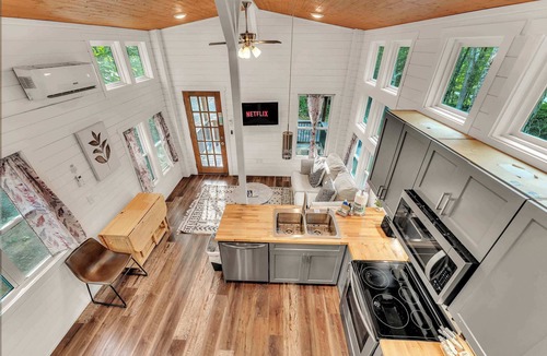 Menlo House | Hot Tub, Dogwood Cottage, Pvt Fire Pit, Sleeps 6!