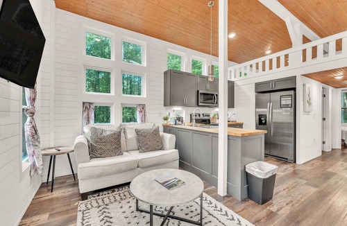 Menlo House | Hot Tub, Dogwood Cottage, Pvt Fire Pit, Sleeps 6!
