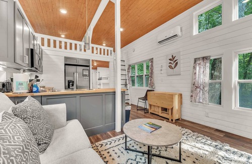 Menlo House | Hot Tub, Dogwood Cottage, Pvt Fire Pit, Sleeps 6!