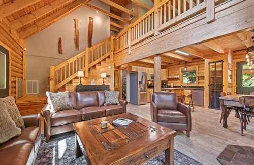 Waynesville Cabin | Hot Tub, Fiber-optic WiFi, Pool Table, Playground, EV charger. Cozy Log Cabin.