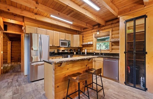 Waynesville Cabin | Hot Tub, Fiber-optic WiFi, Pool Table, Playground, EV charger. Cozy Log Cabin.