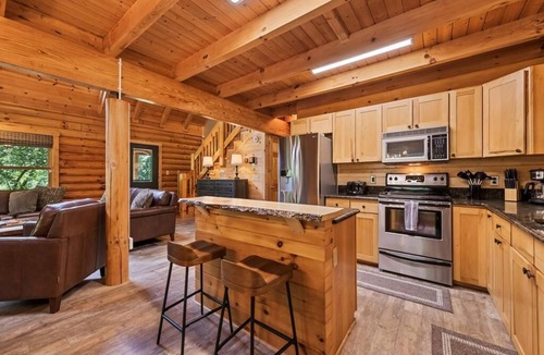 Waynesville Cabin | Hot Tub, Fiber-optic WiFi, Pool Table, Playground, EV charger. Cozy Log Cabin.