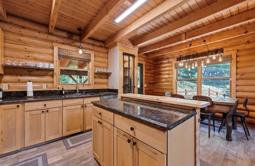 Waynesville Cabin | Hot Tub, Fiber-optic WiFi, Pool Table, Playground, EV charger. Cozy Log Cabin.