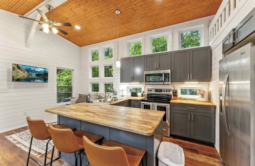 Menlo House | Hot Tub, Hickory Tiny Home in Menlo! Secluded