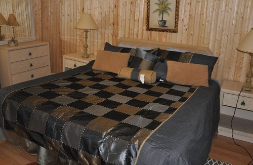 Hot Springs Cottage | HOT TUB~PRIVATE CREEKSIDE~WALK TO TOWN~