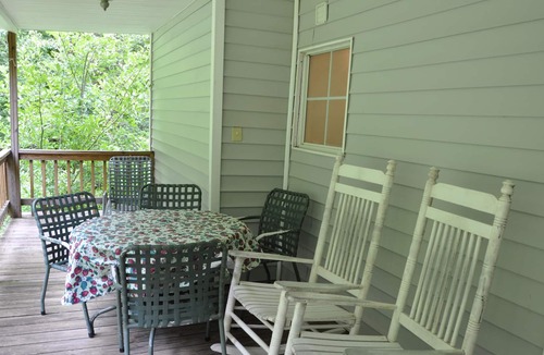 Hot Springs Cottage | HOT TUB~PRIVATE CREEKSIDE~WALK TO TOWN~