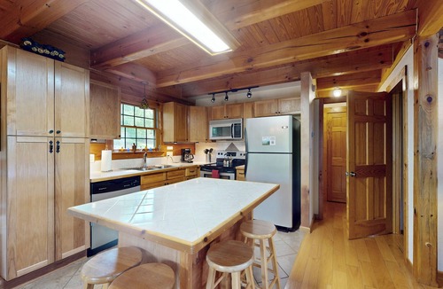 Marshall Cabin | Hot Tub & River Views: 'Doolittle Mountain Cabin'