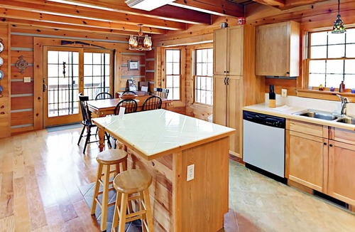 Marshall Cabin | Hot Tub & River Views: 'Doolittle Mountain Cabin'