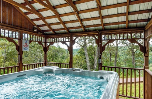 Marshall Cabin | Hot Tub & River Views: 'Doolittle Mountain Cabin'