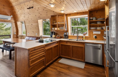 Hyak Cabin | Hot Tub & Sauna: Mountain Living at Hyak Cabin!