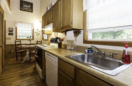Maggie Valley Cabin | HOT TUB, VIEW, CREEK, WIFI, King Bed, JACUZZI IN MASTER BATH.