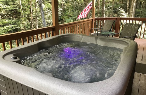 Maggie Valley Cabin | HOT TUB, VIEW, CREEK, WIFI, King Bed, JACUZZI IN MASTER BATH.