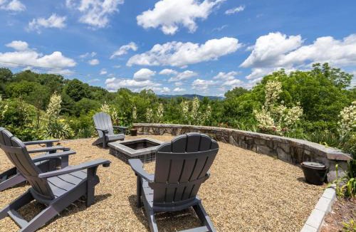 Mars Hill House | Hot Tub, Views & Game Room - 20 min to Downtown Asheville!