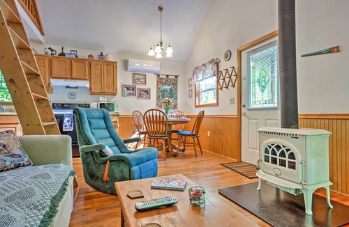 Maggie Valley Cabin | HOT TUB,WIFI, JACUZZI, FIRE PIT, ~A/C~ CREEK, 2 MIN TO MAGGIE