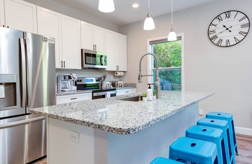 Fairview House | HOTTUB, EV-Charger, PickleBall, Close to Asheville, Game-room, Fenced in Yard.